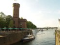 Aus Schiff laeuft Dieselkraftstoff aus Hoehe Koeln Schokoladenmuseum P60